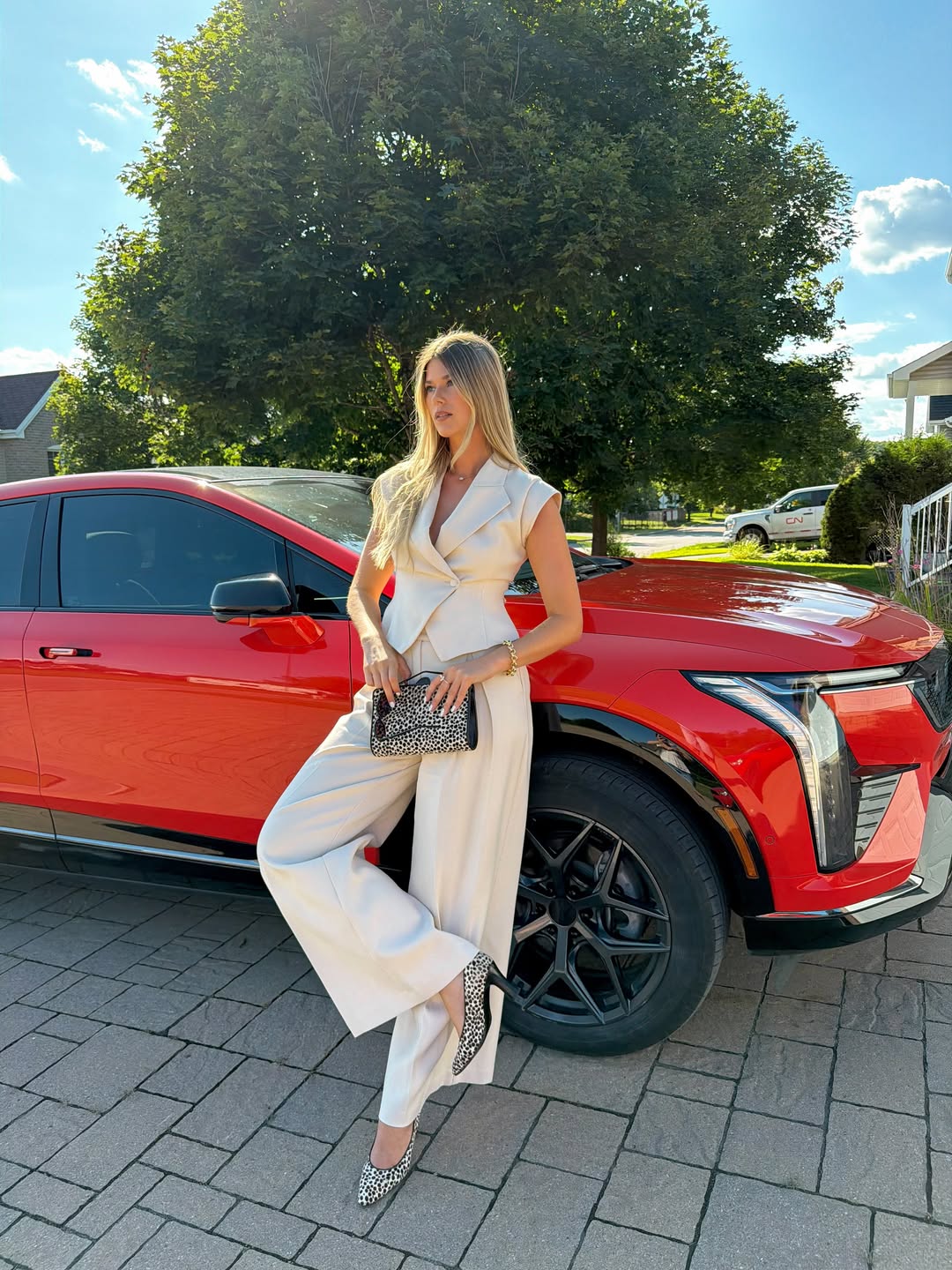 Maelle à l'extérieur avec sa voiture rouge
